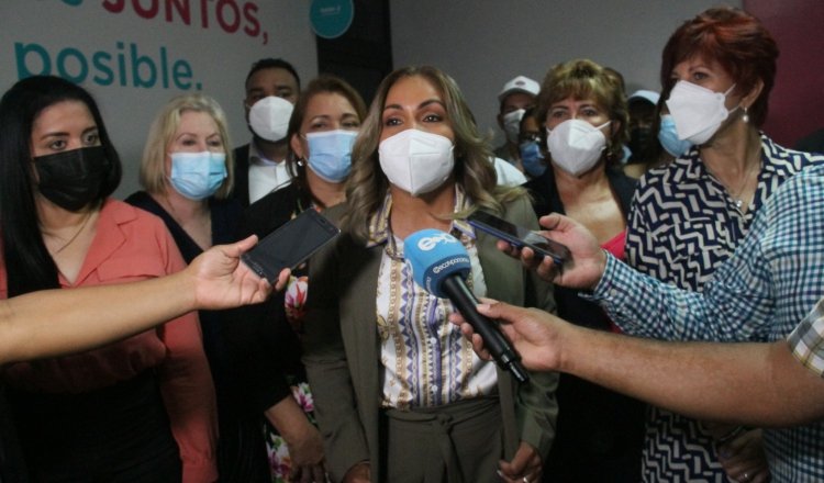 Diputada Yanibel Ábrego, en compañía de sus colegas de Cambio Democrático.