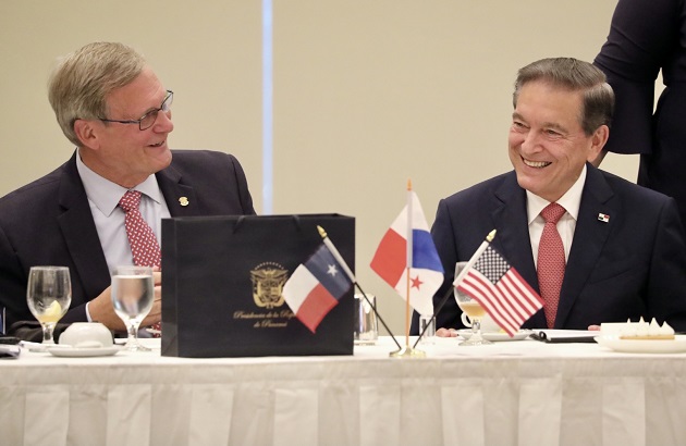 El mandatario Laurentino Cortizo (dcha.) tuvo ayer su primer día de la gira de trabajo en Texas, Estados Unidos. Foto: Cortesía Presidencia