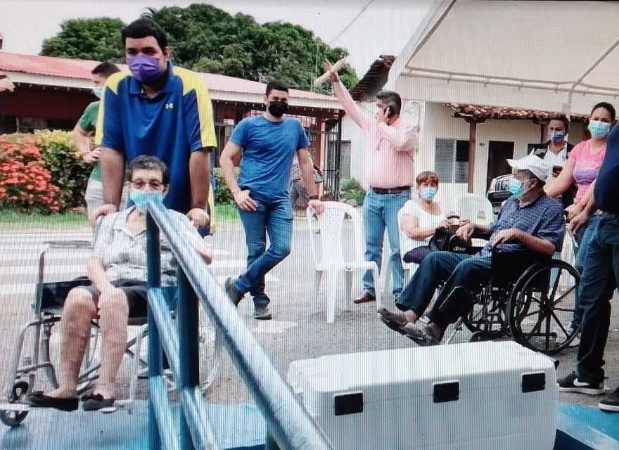 Los nueve centros de vacunación se encontraban con afluencia masiva de personas. Foto: Thays Domínguez