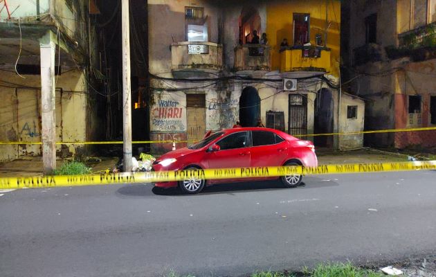 El área donde se encontraba el vehículo fue acordonada por la Policía Nacional para preservar la escena del crimen. Foto: Diomedes Sánchez