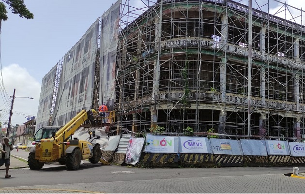 Actualmente, la Casa Wilcox y otros 51 inmuebles del centro de Colón están desalojados y el Miviot requiere autorización para darle continuidad a los trabajos de renovación, a pesar de que algunos edificios presentan deterioro que se agrava con el tiempo. Foto: Diomedes Sánchez