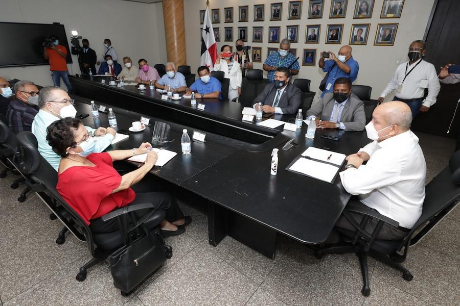 Reunión entre Adames y la dirigencia de las organizaciones sindicales más importantes del país. Foto: Cortesía/Asamblea 