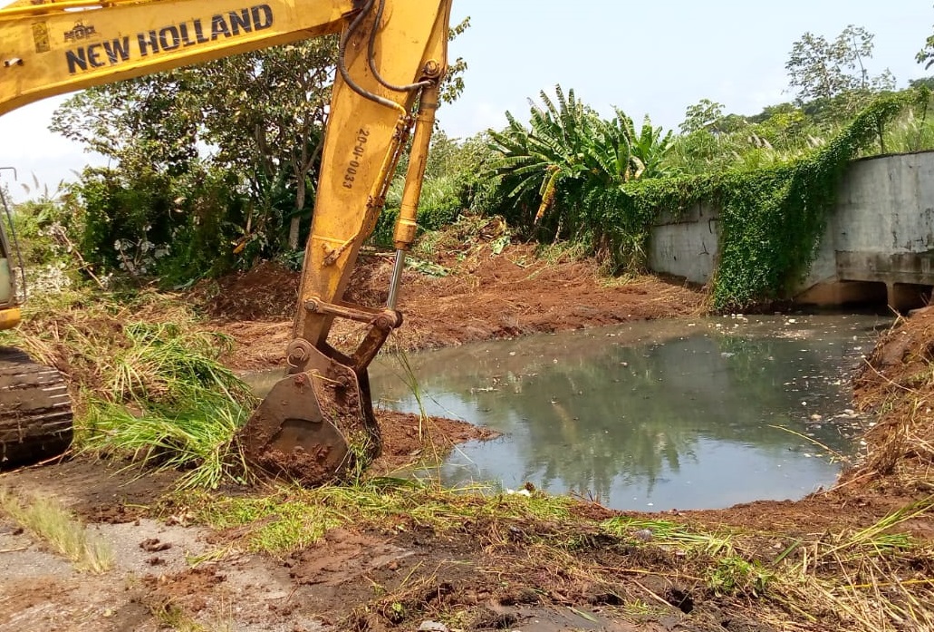 Limpian el canal que va hasta el área de la Zona Libre de Colón. Foto: Diómedes Sánchez 