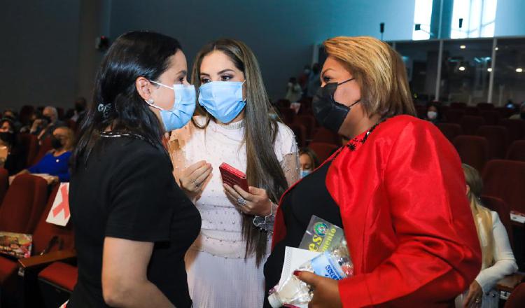 La ministra Castillo (izquierda) y la diputada Zulay Rodríguez (centro) conversan luego de la instalación de la Comisión de la Niñez.