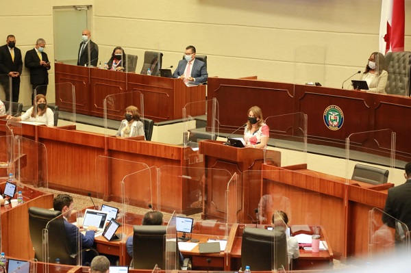 La ministra de Educación, Maruja Gorday de Villalobos, presentó el documento al pleno de la Asamblea Nacional. Foto: Cortesía Meduca