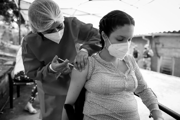 Los hospitales deberían tener lugares especiales para vacunar a las embarazadas, con el fin de evitar al máximo el riesgo de contagio, o implementar servicios de vacunación a domicilio. Foto: EFE.