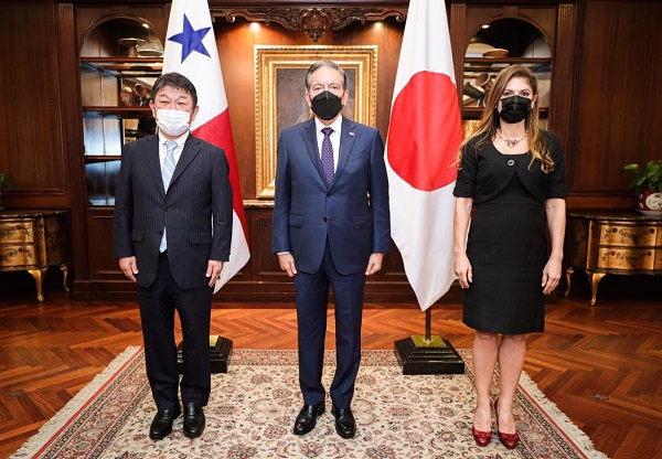 El canciller de Japón, Toshimitsu Motegi (izq.), y el presidente Laurentino Cortizo sostuvieron una reunión de más de media hora. Foto: Cortesía Presidencia