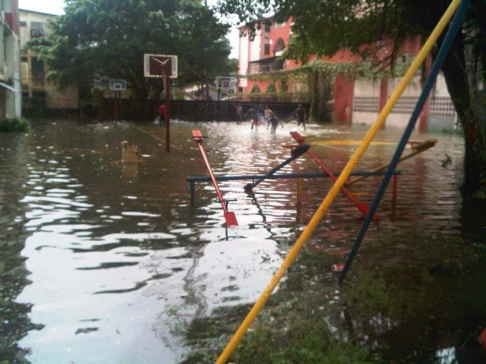 Varias avenidas y calles de la ciudad de Colón se vieron inundadas. Foto: Diómedes Sánchez.  