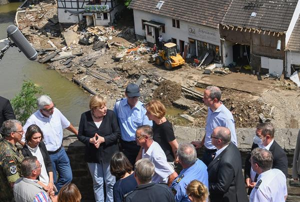 La canciller alemana, Angela Merkel, realizó un recorrido por las áreas afectadas. EFE