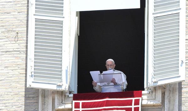 El papa Francisco en el rezo del Ángelus este domingo en el Vaticano. EFE