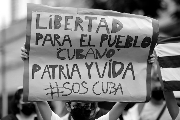 Ciudadanos cubanos residentes en Panamá, protestaron este sábado 17, por la libertad, frente a la embajada de Cuba en esta ciudad. Foto: EFE.