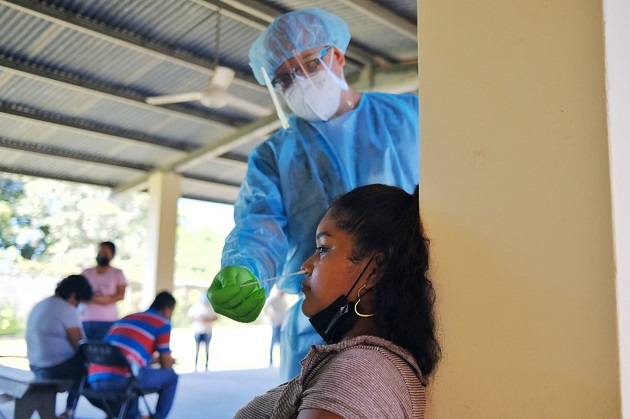 Moradores de San Carlos, en Panamá Oeste, continúan asistiendo al puesto de salud de Las Uvas, para que se les practique pruebas rápidas de covid-19. Foto: Cortesía @CSSPanama