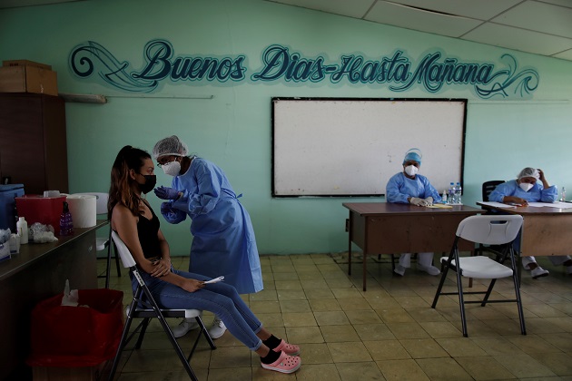 Una mujer recibe una dosis de Pfizer en la escuela José María Torrijos en la ciudad de Panamá. Foto: EFE