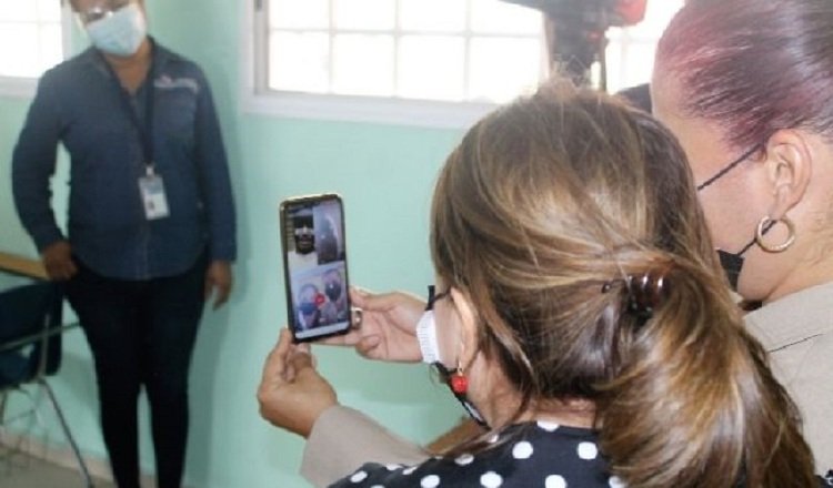 El plan, que no es compartido por dirigentes docentes, inició en el mes de abril para estudiantes no conectados en 2020 o rezagados. Foto:  Archivo