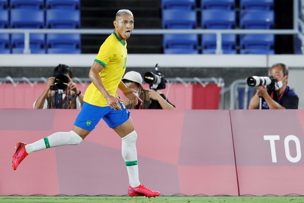 Brasil comenzó la defensa de su título olímpico con un triplete de Richarlison y una goleada a Alemania. Foto: EFE