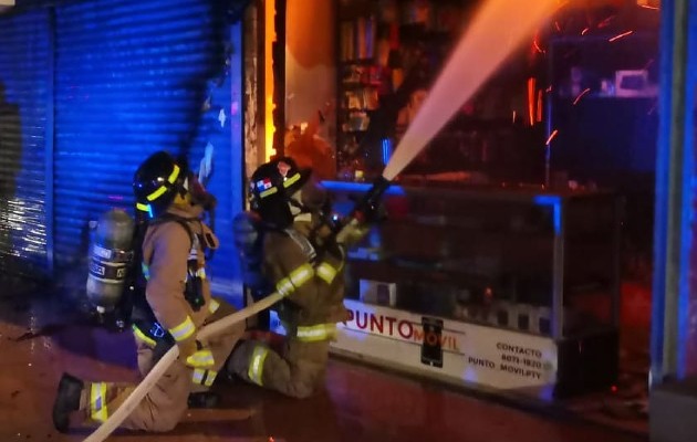 Al esfuerzo de las unidades de los bomberos se sumó personal del Sistema Nacional de Protección Civil. Foto: Mayra Madrid