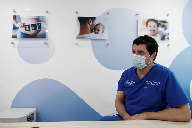 El doctor y especialista panameño, Mario Vega Croker, habla sobre la fecundación in vitro. Foto: EFE