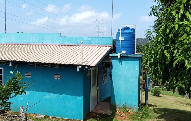 Para abastecerse, los residentes del área recogen de agua lluvia, la cual emplean en las tareas de limpieza de las viviendas. Foto: Eric Montenegro