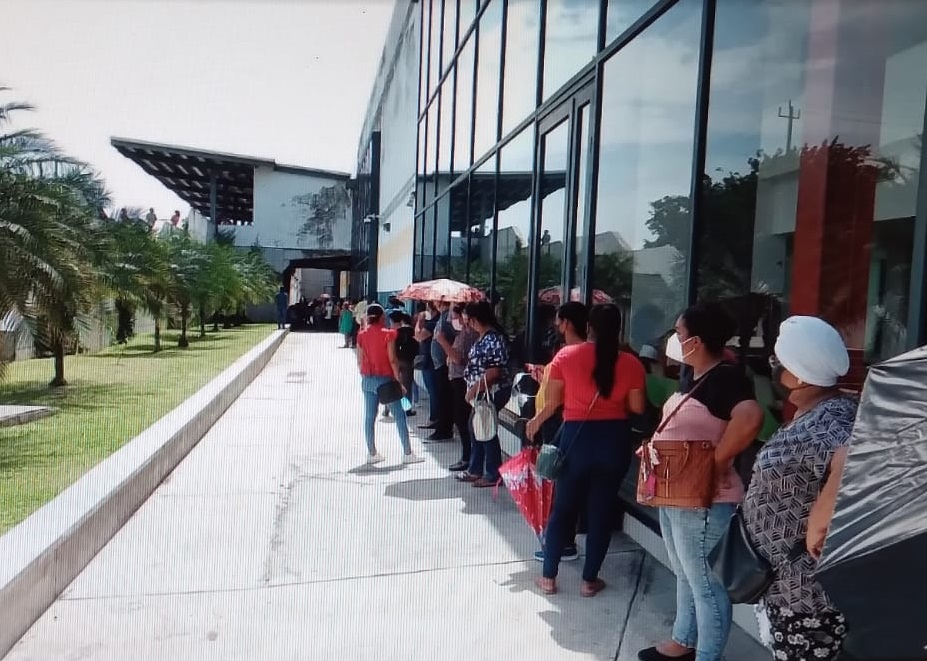 Los asistentes a la vacunación hacen largas filas y no se está midiendo el peligro de contagio. Foto: Melquiades Vásquez