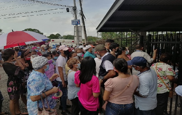 Los ciudadanos acudieron a la Escuela Victoria D'Spinay para vacunarse. Foto: Mellibeth González