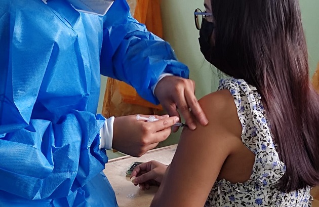 Jóvenes desde los 16 años acudieron hoy a recibir su primera dosis de la vacuna contra la covid-19 en el circuito 4-1 en Chiriquí. Foto: Cortesía Minsa