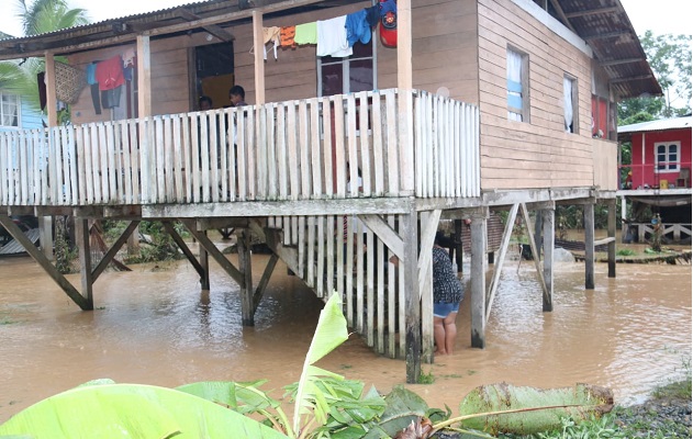 Evalúan la situación de varias residencias afectadas por las fuertes lluvias. Foto: Cortesía Sinaproc