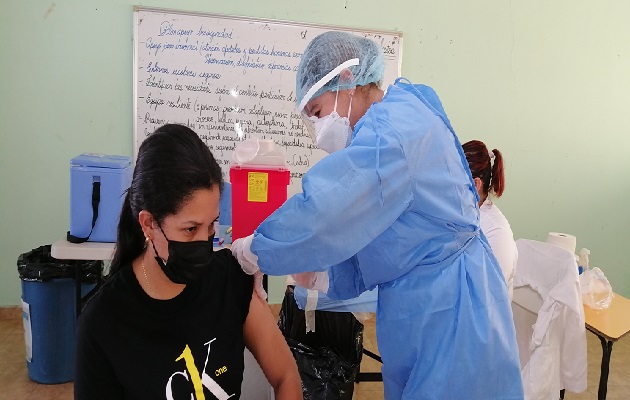 En este barrido que culmina este domingo, esperan colocar unas 37 mil dosis de la vacuna Pfizer en los distritos de Ocú, Las Minas, Santa María, Los Pozos, Parita y Pesé. Foto: Thays Domínguez