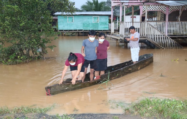 Varias personas han sido evacuadas de sus residencias inundadas. Foto: Cortesía Sinaproc