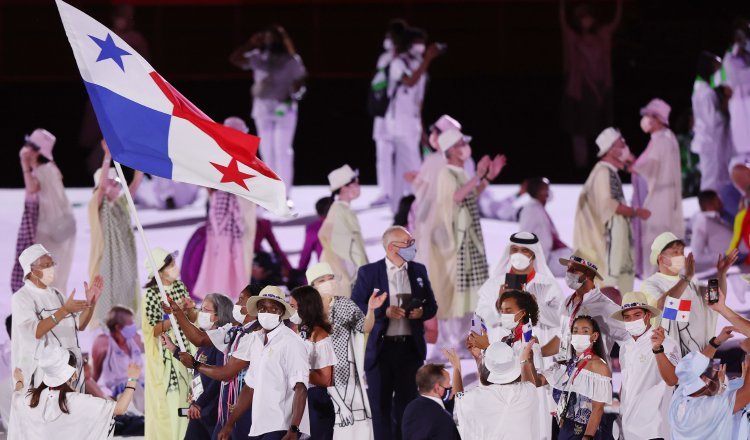 Atheyna Bylon con la bandera panameña en Tokio. Foto: