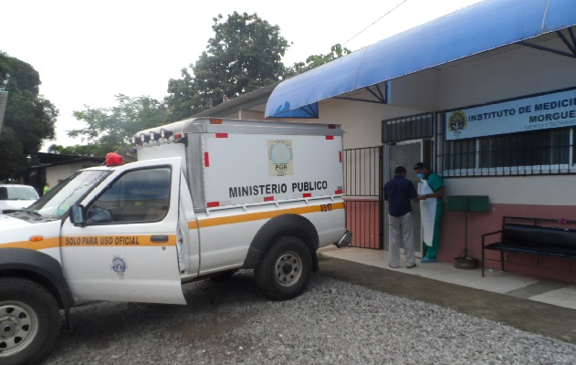 Las autoridades ordenaron el traslado del cuerpo de Aliano Guerrero Santos a la morgue judicial para realizar la necropsia y determinar científicamente que ocasionó su muerte. Foto: José Vásquez