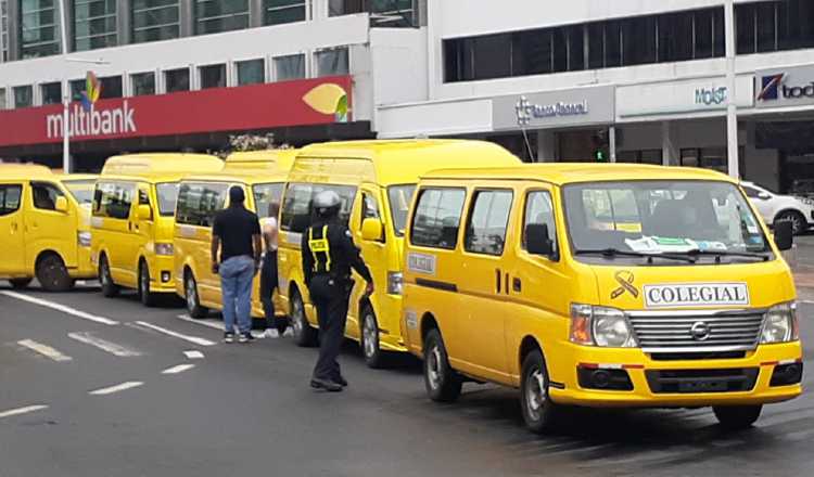 La semana pasada, los conductores de buses colegiales protestaron la semana pasada ante la sede del Ministerio de Economía y Finanzas de donde salieron sin respuesta. Víctor Arosemena