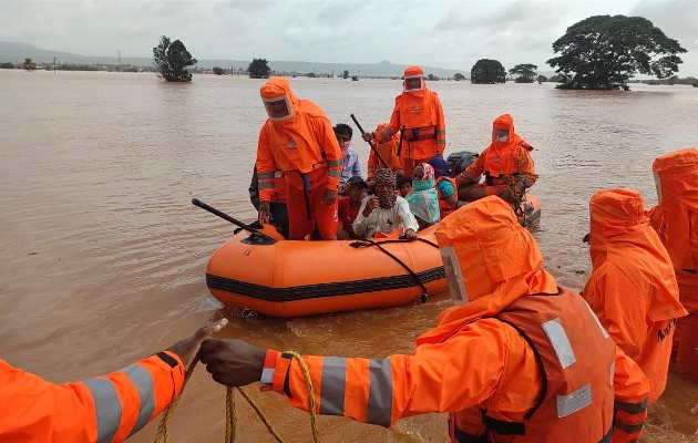 La India sitúan hasta ahora entre 110 y 140 la cifra de fallecidos solo en el estado de Maharashtra a causa de las inundaciones. Foto: EFE