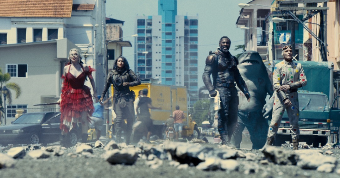  (Izquierda a derecha) Margot Robbie como Harley Quinn, Daniela Melchior como Ratcatcher 2, Idris Elba como Bloodsport, King Shark y David Dastmalchian como Polka Dot Man en 