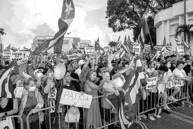 Exiliados cubanos en Miami, protestan contra el régimen cubano. Como en otras ocasiones, la revolución triunfará contra estas protestas y contra el Imperio instigador. Foto: EFE.