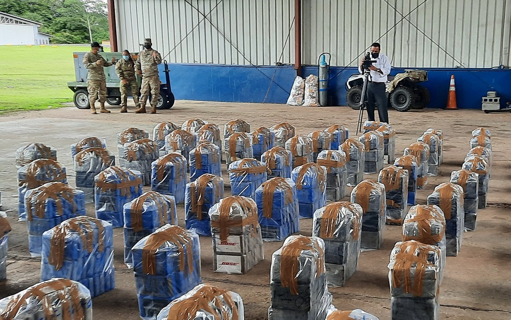  Se incautaron 75 bultos con unos 1,830 paquetes de sustancias ilegales que se presume sea cocaína. Foto: Melquiades Vásquez 