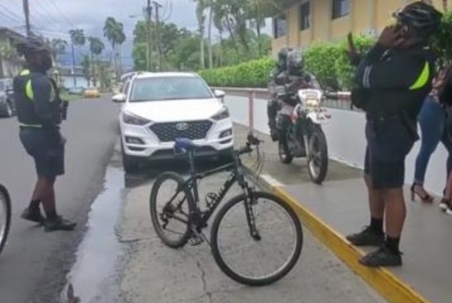 Al área llegaron policías ciclistas que iniciaron un operativo. Foto: Diómedes Sánchez