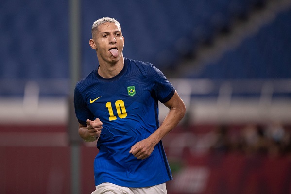 El delantero del Everton, Richarlison, aumentó su cuenta particular en el torneo para colocarse como máximo anotador con cinco tantos. Foto Cortesía: @CBF_Futebol