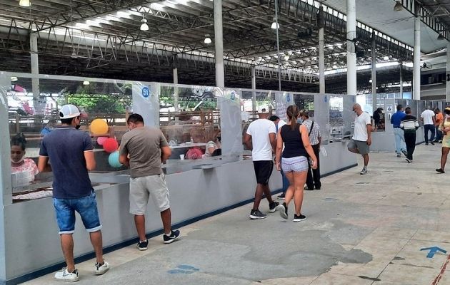 La Lotería invita al público a comprar billetes y chances.
