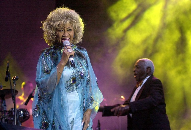 La cantante Celia Cruz, reina de la salsa, junto a su marido Perucho (detrás), durante su actuación en el Festival de Música Latina en Benicasim. Fotos: EFE / Domenech Castello / Archivo