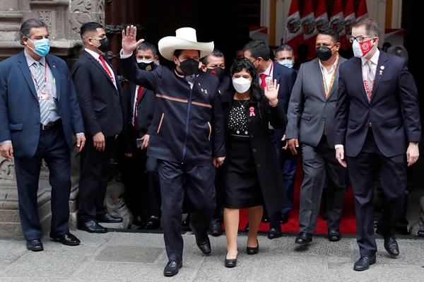 Pedro Castillo asume el mando con la certeza de que no tendrá