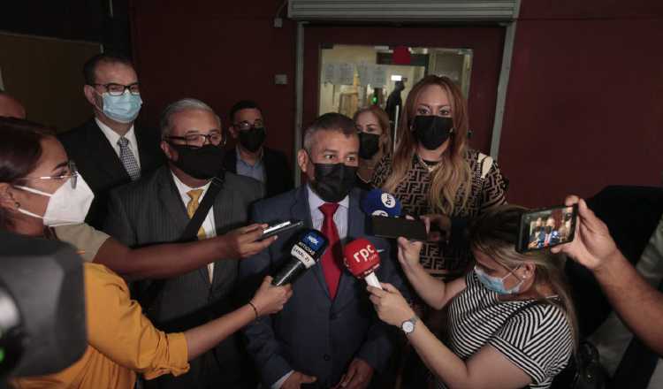 La defensa de Ricardo Martinelli, a través del abogado Sidney Sittón (centro), volvió a reiterar la inocencia de Martinelli. Foto: Víctor Arosemena