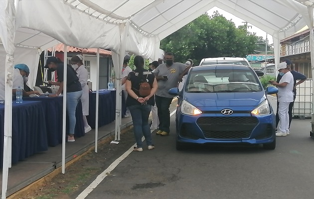 La vacunación con Pfizer en la Feria Internacional de Azuero se da. luego de la llegada de cinco mil dosis de este fármaco a esta región del país.  Foto: Thays Domínguez