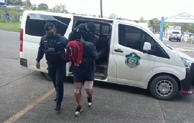 Durante el proceso de revisión las autoridades ubicaron varios teléfonos móviles y cargadores en posesión de los delincuentes. Foto: Eric Montenegro