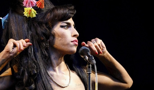 Amy Winehouse posa para los fotógrafos a su llegada a la ceremonia de entrega de los Brit Awards de 2007 en Londres. Foto: EFE / Daniel Deme