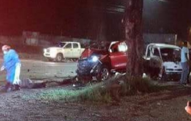 Daniel Yangüez manejaba un camión color blanco que impactó contra un auto tipo pickup, a eso de las 10:50 pm del jueves. Foto: Diomedes Sánchez