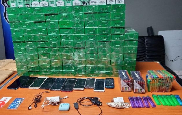 Encontraron unas 1,277, cajetillas de cigarrillos, ocho paquetes de filling, 95 encendedores, 10 celulares, dos chips para celulares. Foto: DIomedes Sánchez