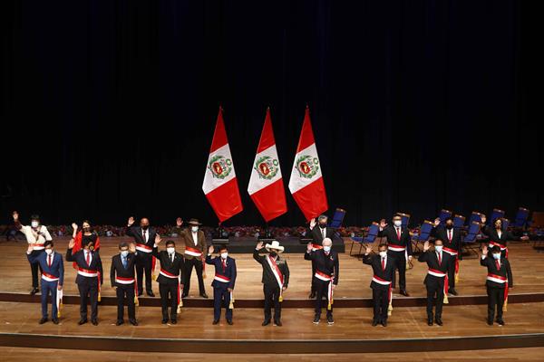 Pedro Castillo junto con su gabinete de ministros, recién juramentados, en el Gran Teatro Nacional de Lima (Perú). EFE