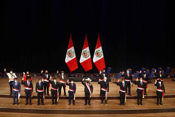  Pedro Castillo junto con su gabinete de ministros, recién juramentados, en el Gran Teatro Nacional de Lima (Perú). EFE