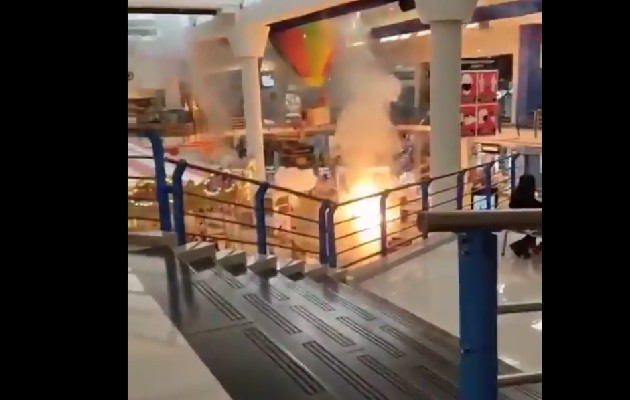Sujetos desconocido detonaron fuegos pirotécnicos dentro de Albrook Mall. Foto: Cortesía