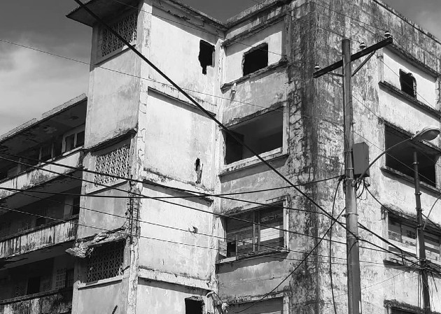 Vista del edificio Cuatro Potencias, que al igual que otros sucumben ante el olvido. Foto: Archivo. Epasa.